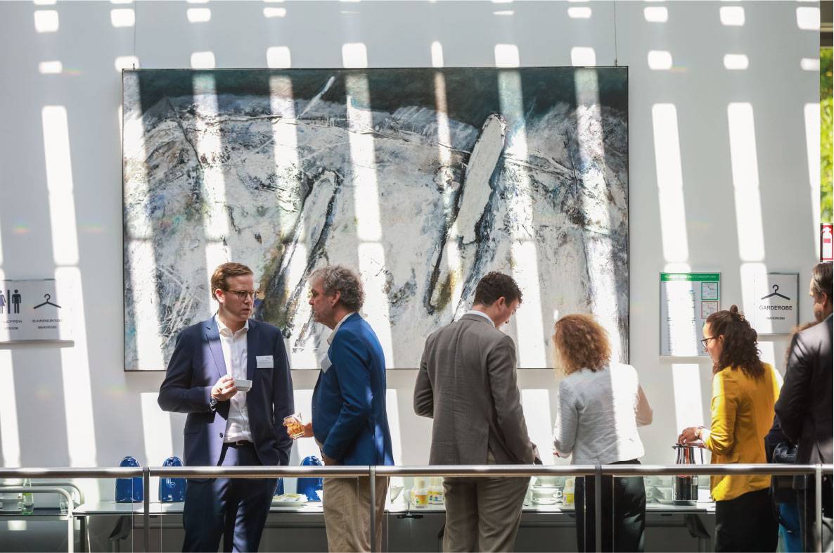 Teilnehmer des 6. Außenwirtschaftsseminars der Agrar- und Ernährungswirtschaft in Bonn nutzen die Kaffeepause zum Austausch und Networking. In einem lichtdurchfluteten Foyer stehen mehrere Gäste in kleinen Gruppen zusammen und diskutieren aktuelle Themen rund um Außenhandel, Exportmärkte und internationale Agrar- und Ernährungspolitik. Die Veranstaltung bietet Raum für fachlichen Dialog und Vernetzung innerhalb der deutschen Ernährungswirtschaft.