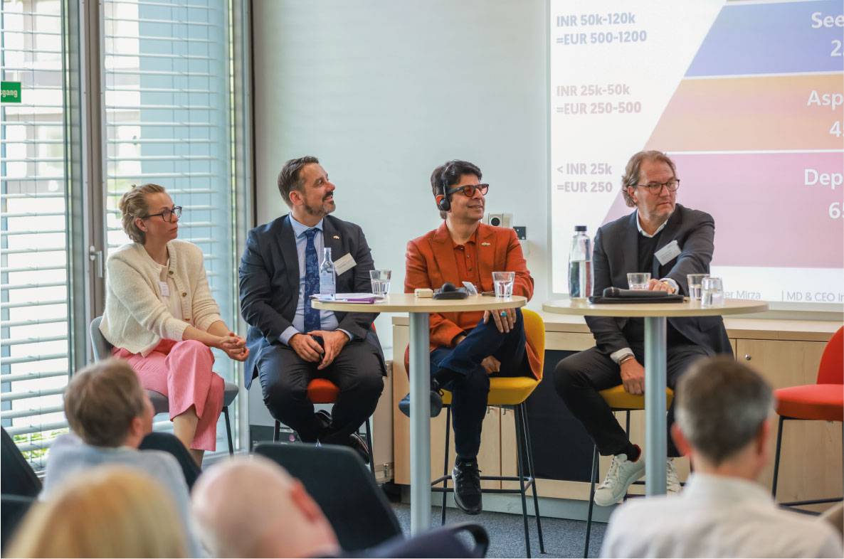 Podiumsdiskussion auf dem 6. Außenwirtschaftsseminar der Agrar- und Ernährungswirtschaft in Bonn. Internationale Experten und Branchenvertreter diskutieren vor Fachpublikum über Marktchancen, Verbrauchertrends und Exportpotenziale auf wichtigen Auslandsmärkten. Im Hintergrund zeigt eine Präsentation aktuelle Daten und Marktanalysen. Die Veranstaltung fördert den Austausch zu globalen Entwicklungen und Absatzmöglichkeiten für deutsche Agrar- und Lebensmittelprodukte.