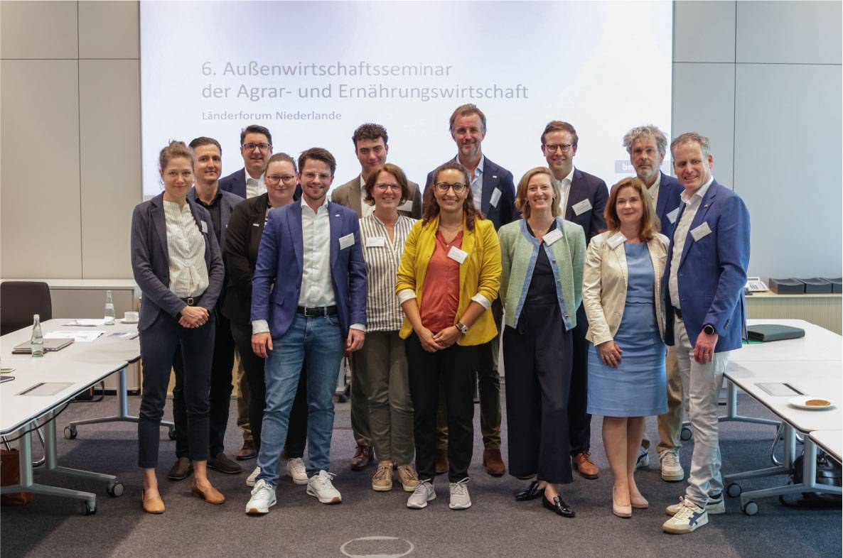 Gruppenfoto der Teilnehmer des Länderforums Niederlande beim 6. Außenwirtschaftsseminar der Agrar- und Ernährungswirtschaft in Bonn. Vertreter aus Unternehmen, Verbänden, Ministerien und Exportförderinstitutionen stehen gemeinsam vor der Veranstaltungsleinwand. Im Mittelpunkt des Austauschs stehen die deutsch-niederländischen Wirtschaftsbeziehungen, internationale Absatzmärkte sowie Chancen für Agrar- und Ernährungsexporte „Made in Germany“.