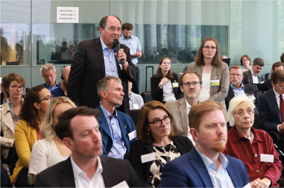 Teilnehmer beteiligt sich mit einer Wortmeldung an der Diskussion auf dem 6. Außenwirtschaftsseminar der Agrar- und Ernährungswirtschaft in Bonn. Mit Mikrofon spricht er vor dem versammelten Fachpublikum aus Unternehmen, Verbänden, Politik und internationalen Organisationen. Die Veranstaltung bietet Raum für den Austausch über aktuelle Entwicklungen im internationalen Agrar- und Ernährungshandel sowie über Exportchancen für deutsche Lebensmittel und Agrarprodukte.