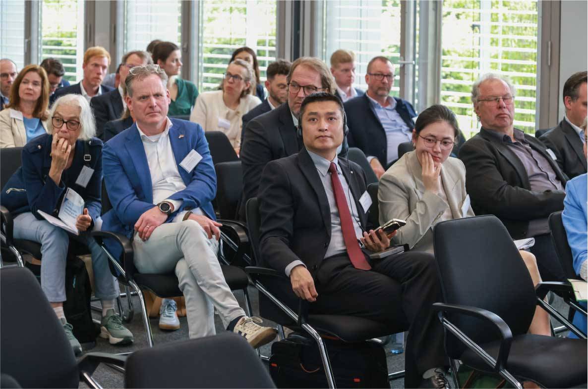 Teilnehmer des 6. Außenwirtschaftsseminars der Agrar- und Ernährungswirtschaft in Bonn verfolgen aufmerksam die Vorträge und Diskussionen. Vertreter aus Unternehmen, Verbänden, Politik und internationalen Organisationen tauschen sich zu aktuellen Entwicklungen im Agrar- und Ernährungshandel sowie zu Exportchancen für deutsche Lebensmittel und Agrarprodukte aus. Einige Gäste nutzen Simultanübersetzung per Kopfhörer.