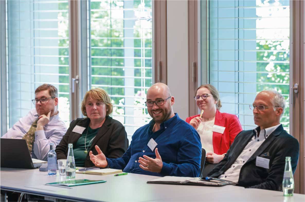 Teilnehmer des 6. Außenwirtschaftsseminars der Agrar- und Ernährungswirtschaft in Bonn diskutieren in einer Arbeitsgruppe über aktuelle Herausforderungen und Chancen im internationalen Handel. Mehrere Vertreter aus Unternehmen, Verbänden und Institutionen sitzen an einem Konferenztisch und tauschen sich zu Exportmärkten, Marktzugang und außenwirtschaftlichen Rahmenbedingungen für die deutsche Ernährungsindustrie aus.