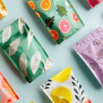 Bunte Snack-Verpackungen auf isoliertem Hintergrund