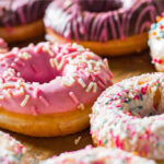 Donuts mit Zuckerguss, Schokoladenglasur und bunten Streuseln.
