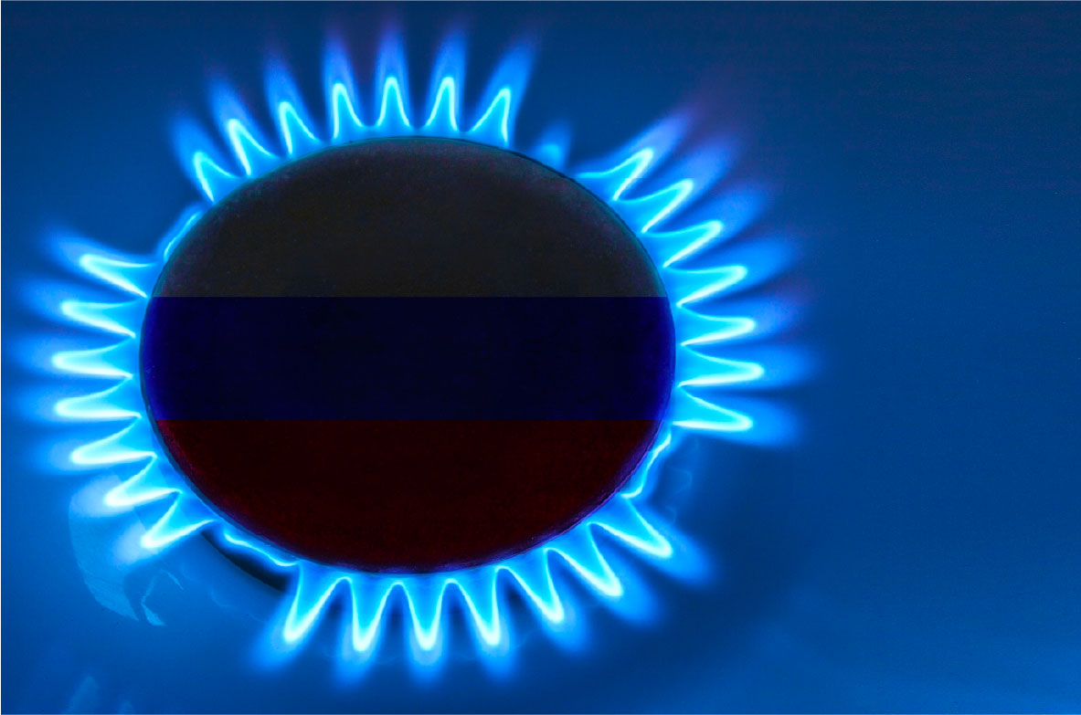 Eine brennende Gasflamme auf einem Herd, in deren Mitte die russische Flagge eingeblendet ist. Das Bild symbolisiert die Abhängigkeit von russischen Gaslieferungen und die energiepolitische Dimension internationaler Beziehungen.
