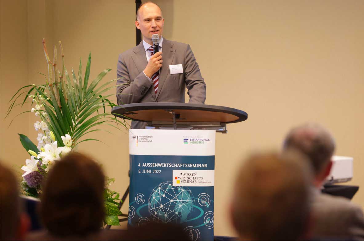 Olivier Kölsch spricht auf der Bühne des Außenwirtschaftsseminars 2022.