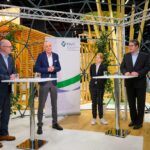 Peter Feller auf der anuga am Stand der Bundesvereinigung der Deutschen Ernährungsindustrie (BVE). Im Hintergrund ein BVE-Banner.
