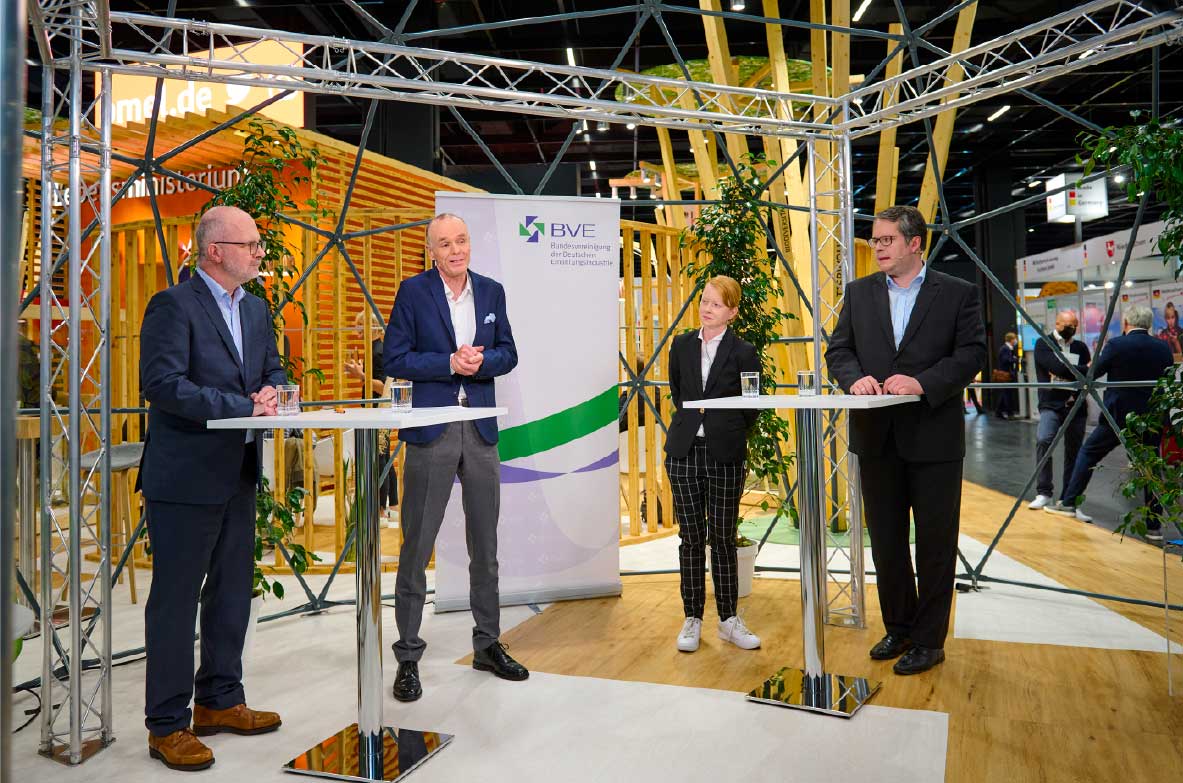 Peter Feller auf der anuga am Stand der Bundesvereinigung der Deutschen Ernährungsindustrie (BVE). Im Hintergrund ein BVE-Banner.