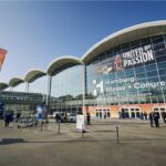 Das Gebäude der Hamburg Messe von Außen, gezeigt wird der Eingang Mitte.