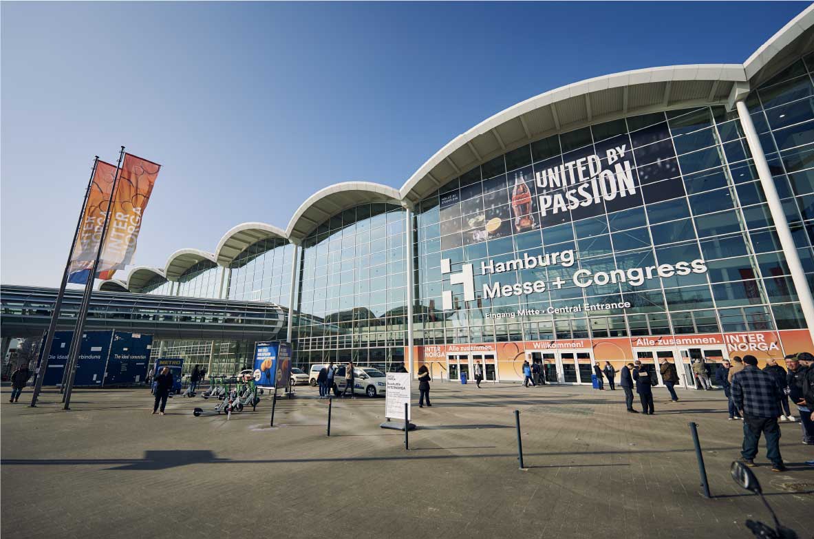 Das Gebäude der Hamburg Messe von Außen, gezeigt wird der Eingang Mitte.