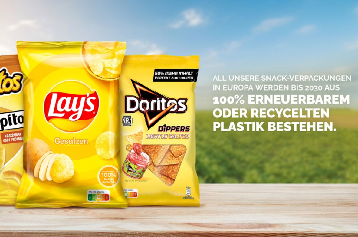 Drei Snackverpackungen von Cheetos, Lay’s und Doritos stehen nebeneinander auf einem Holztisch vor einem Naturhintergrund. Rechts daneben steht: „Alle unsere Snack-Verpackungen in Europa werden bis 2030 aus 100 % erneuerbarem oder recycelten Plastik bestehen.