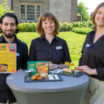 Die Gewinner des TROPHELIA Deutschland 2025 präsentieren ihre Produktidee „Flexi-Nuggets“ – eine nachhaltige Kombination aus Hähnchenfleisch und weißen Bohnen.