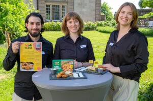 Die Gewinner des TROPHELIA Deutschland 2025 präsentieren ihre Produktidee „Flexi-Nuggets“ – eine nachhaltige Kombination aus Hähnchenfleisch und weißen Bohnen.