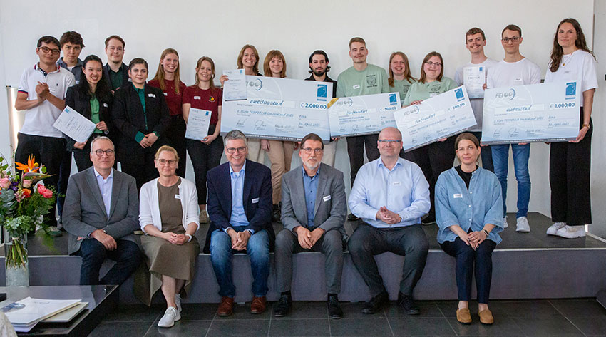 Gruppenfoto der Finalteams und Jury beim TROPHELIA Deutschland 2025 mit Schecks und Urkunden nach der Preisverleihung.