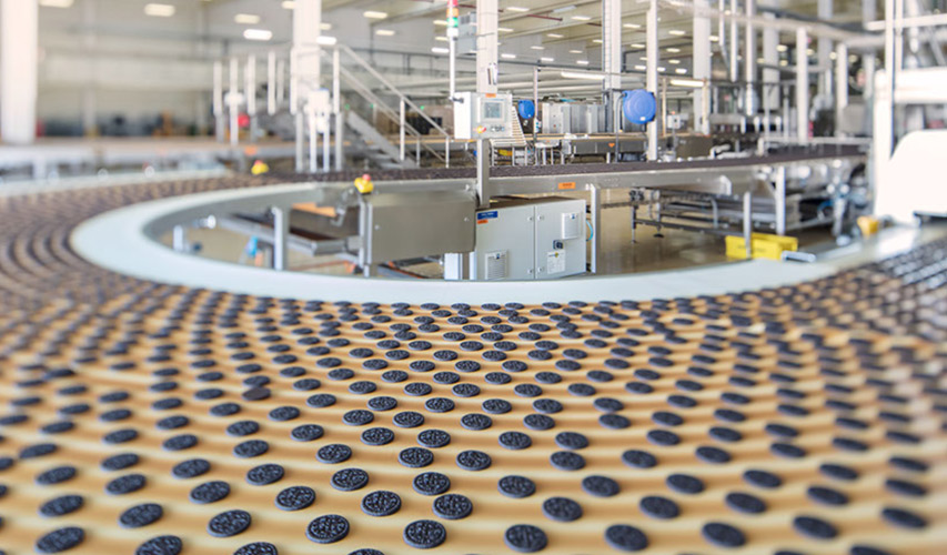 Produktionslinie mit Keksen von Griesson – de Beukelaer in einer modernen Fertigungsanlage