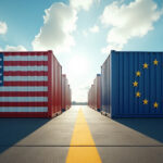 Zwei Container mit Flaggen der USA und der EU stehen sich gegenüber auf einem Hafengelände