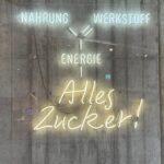Neonschrift am Eingang zur Ausstellung "Alles Zucker" im Deutschen Technikmuseum in Berlin.