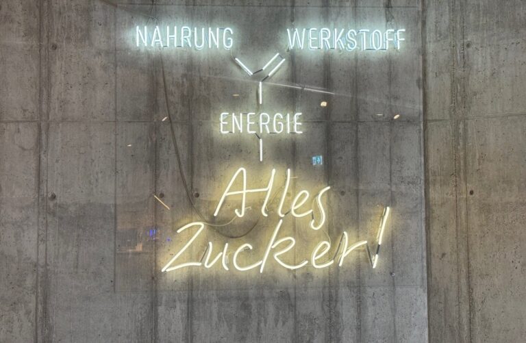 Neonschrift am Eingang zur Ausstellung "Alles Zucker" im Deutschen Technikmuseum in Berlin.