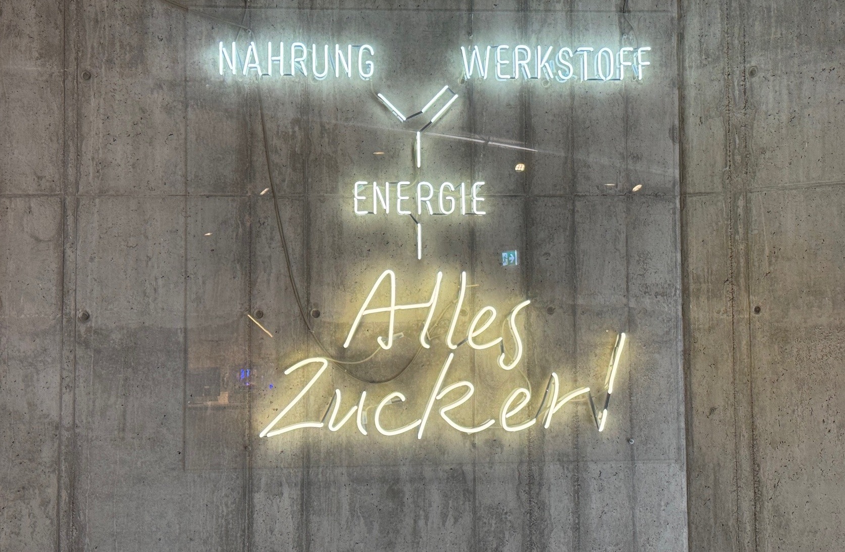 Neonschrift am Eingang zur Ausstellung "Alles Zucker" im Deutschen Technikmuseum in Berlin.