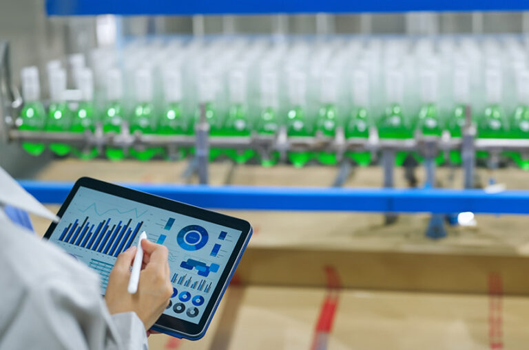 Mitarbeiter überwacht Getränkeproduktion mit Tablet und Datenanalyse