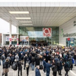 Besucherinnen und Besucher strömen zum Eingang Süd der Koelnmesse zur Anuga