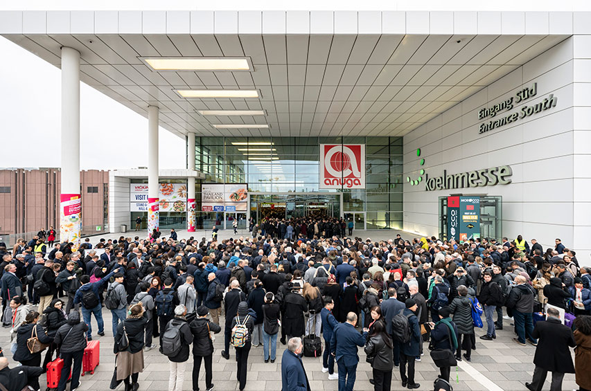 Besucherinnen und Besucher strömen zum Eingang Süd der Koelnmesse zur Anuga