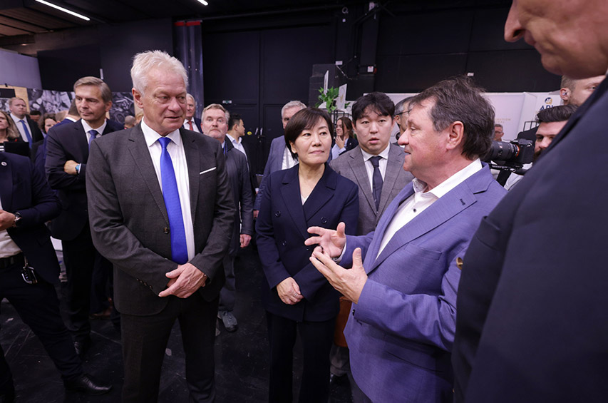 Christoph Minhoff im Gespräch mit Bundesminister Alois Rainer und die südkoreanische Landwirtschaftsministerin Song Mi-ryeong auf der Anuga