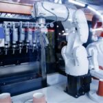 Industrieroboter in einer Lebensmittel-Fabrik verpackt Eis in einer automatisierten Produktionslinie. Moderne Robotik und Automatisierungstechnik sorgen in der Lebensmittelindustrie für effiziente Verpackungsprozesse.