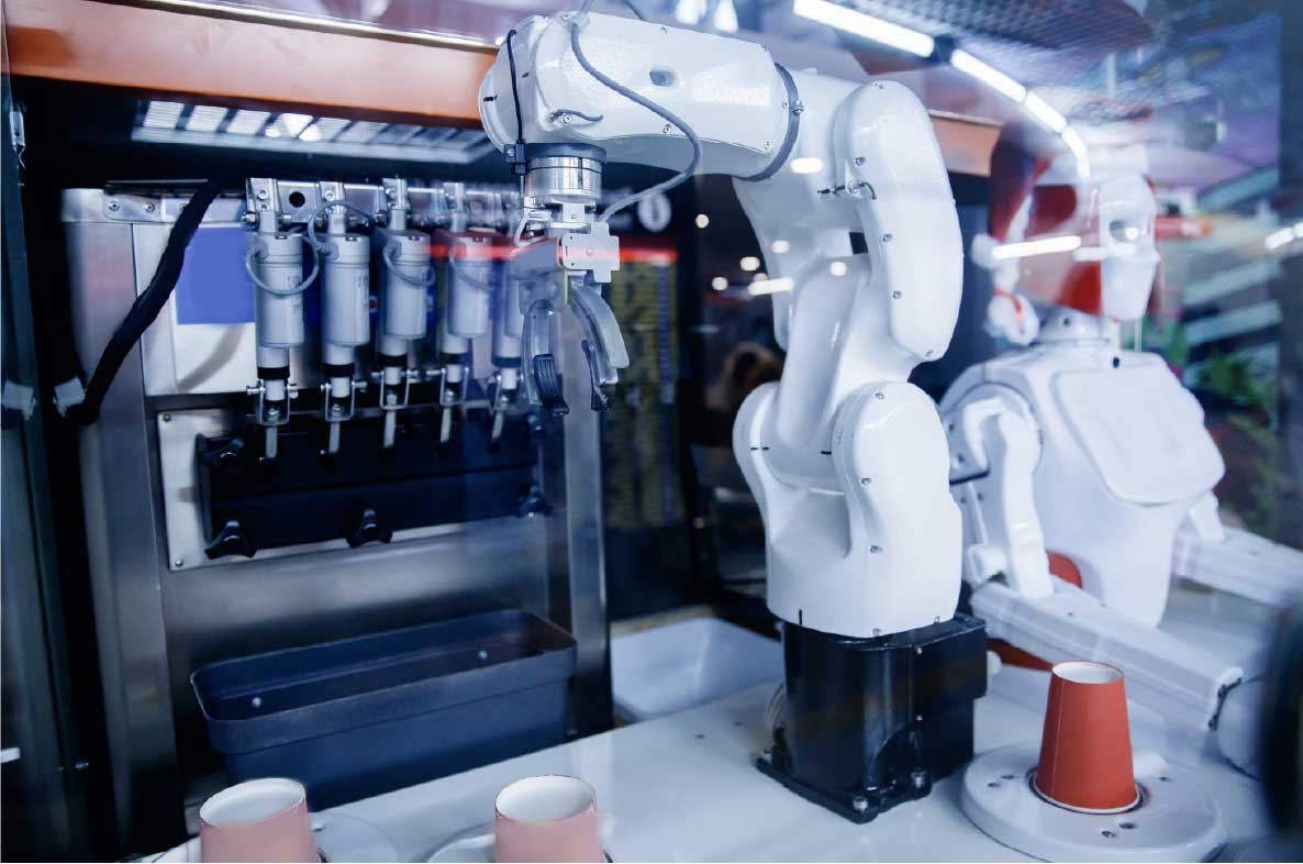Industrieroboter in einer Lebensmittel-Fabrik verpackt Eis in einer automatisierten Produktionslinie. Moderne Robotik und Automatisierungstechnik sorgen in der Lebensmittelindustrie für effiziente Verpackungsprozesse.