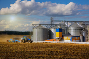 Getreidelager und Industrieanlage der Ernährungswirtschaft bei Sonnenschein