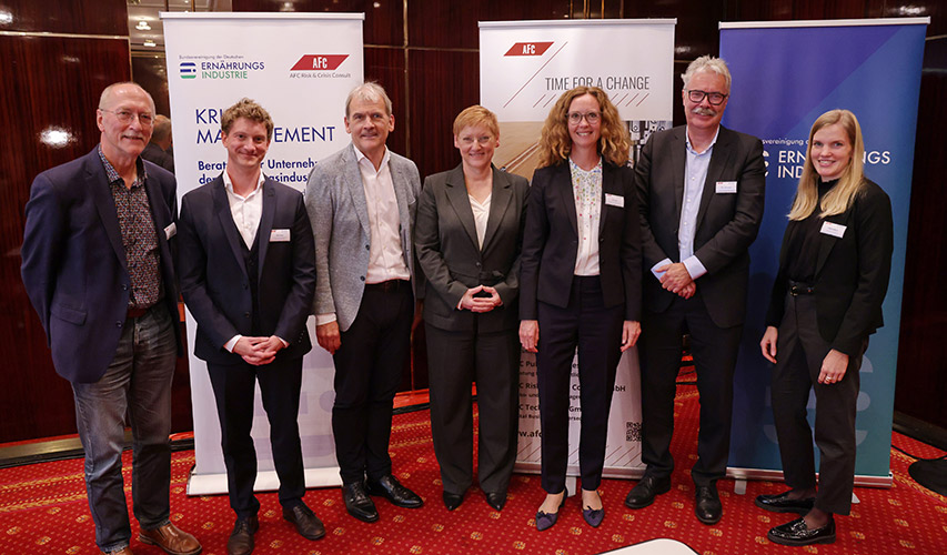 Teilnehmerinnen und Teilnehmer der Podiumsdiskussion „Fit for Food Safety? ESG – neue Herausforderungen für das Risiko- und Krisenmanagement“ auf der Anuga 2025: Bernhard Burdick (Verbraucherzentrale NRW), Marcel Winter (BVE), Stephan Tromp (HDE), Christel Jagst (BMELH), Leonie Evans (Meisterernst Rechtsanwälte), Dr. Marcus Girnau (Lebensmittelverband Deutschland) und Moderatorin Lena Meinders (AFC Risk & Crisis Consult).