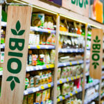 Bio-Produkte im Supermarktregal mit deutlich sichtbarer Bio-Kennzeichnung.