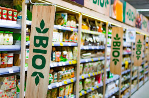Bio-Produkte im Supermarktregal mit deutlich sichtbarer Bio-Kennzeichnung.