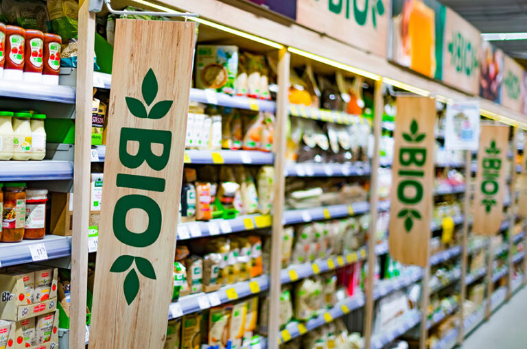 Bio-Produkte im Supermarktregal mit deutlich sichtbarer Bio-Kennzeichnung.