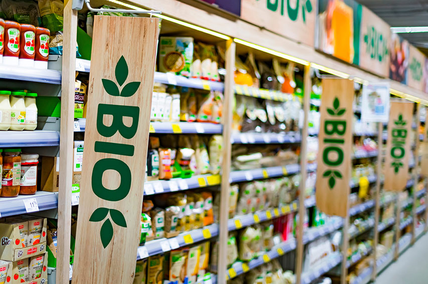 Bio-Produkte im Supermarktregal mit deutlich sichtbarer Bio-Kennzeichnung.