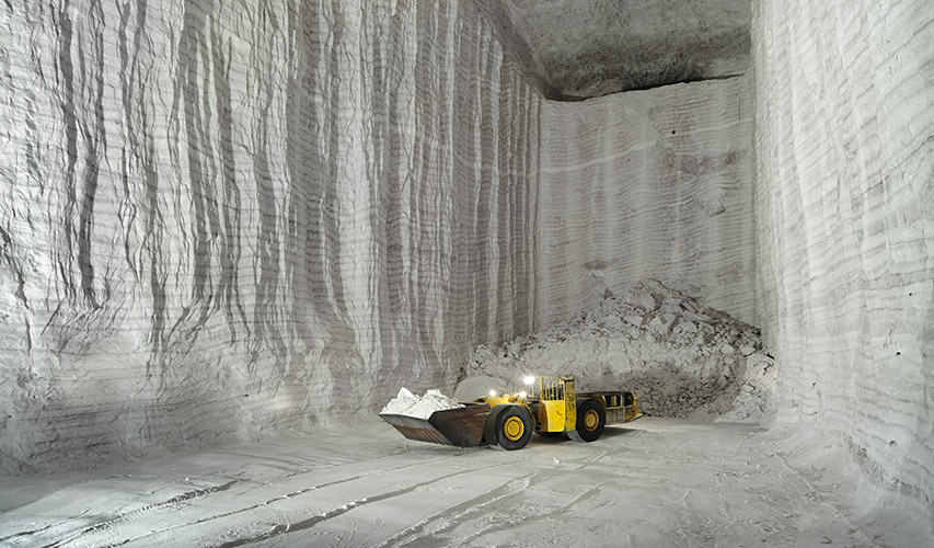 Fahrzeug lädt Salz in einer großen Abbaukammer im Salzbergwerk.