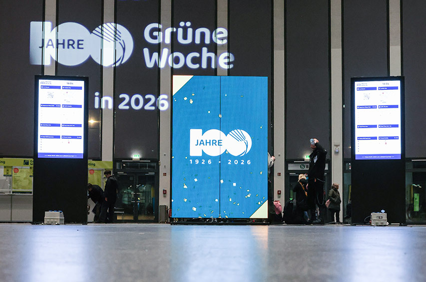Großer digitaler Screen und Projektionen zum 100jährigen Jubiläum der Grünen Woche in einer Ausstellungshalle der Messe Berlin.