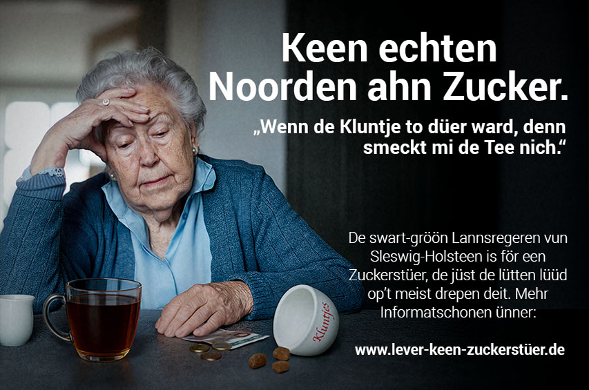 Ältere Frau sitzt erschöpft vor einer Tasse Tee, vor ihr liegen Münzen und ein umgekippter Becher mit Kandis.