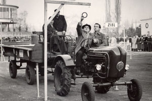 1956: Das alljährliche Schleppergeschicklichkeitsfahren auf der Grünen Woche.