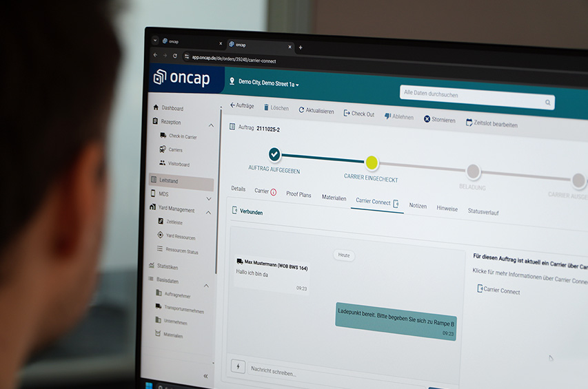 Übersicht einer Logistiksoftware auf einem Monitor