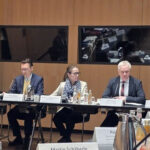 Teilnehmende des Fleischgipfels mit Bundesminister Rainer bei einer Gesprächsrunde im Ministerium in Berlin