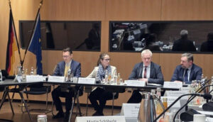 Teilnehmende des Fleischgipfels mit Bundesminister Rainer bei einer Gesprächsrunde im Ministerium in Berlin