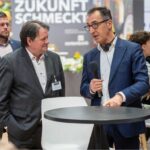 BVE-Geschäftsführer Christoph Minhoff im Gespräch mit Bundesminister für Ernährung und Landwirtschaft, Cem Özdemir, auf dem Messestand der Bundesvereinigung der deutschen Ernährungsindustrie auf der Grünen Woche.
