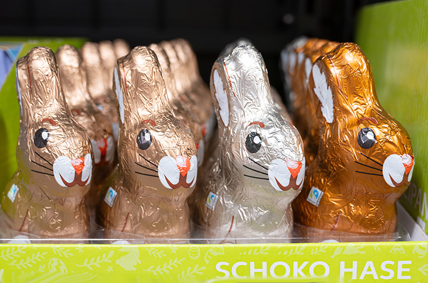 Schokoladen-Osterhasen im Supermarktregal als Beispiel für saisonale Süßwaren