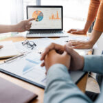Krisenstab in der Lebensmittelindustrie: Team analysiert Daten im Meeting