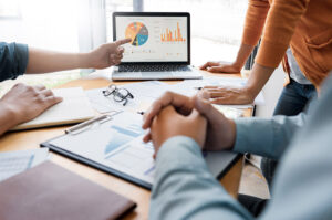 Krisenstab in der Lebensmittelindustrie: Team analysiert Daten im Meeting