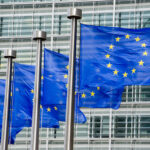 EU-Fahnen vor dem Berlaymont-Gebäude der Europäischen Kommission in Brüssel