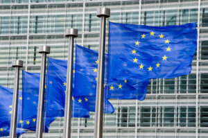 EU-Fahnen vor dem Berlaymont-Gebäude der Europäischen Kommission in Brüssel