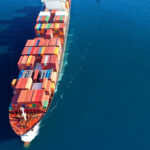 Containerschiff auf dem Meer aus der Vogelperspektive