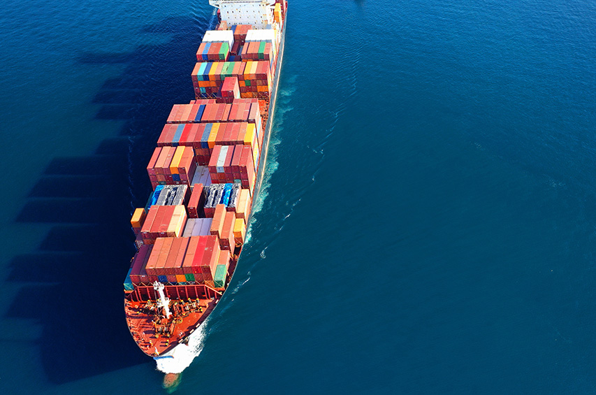 Containerschiff auf dem Meer aus der Vogelperspektive